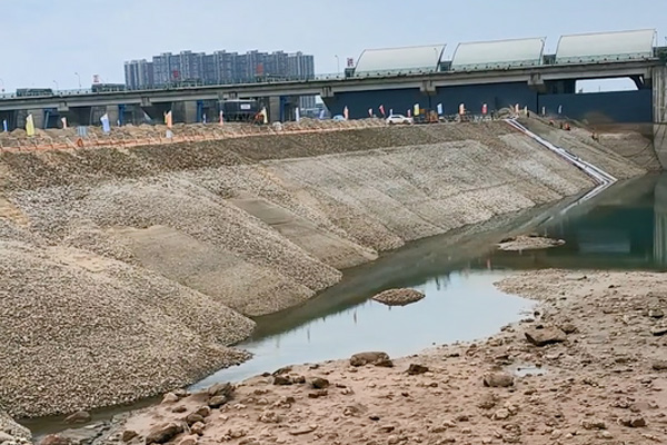 常德市桃源縣圍堰現(xiàn)場(chǎng)PQWT-G50型堤壩管涌檢測(cè)儀精準(zhǔn)探測(cè)